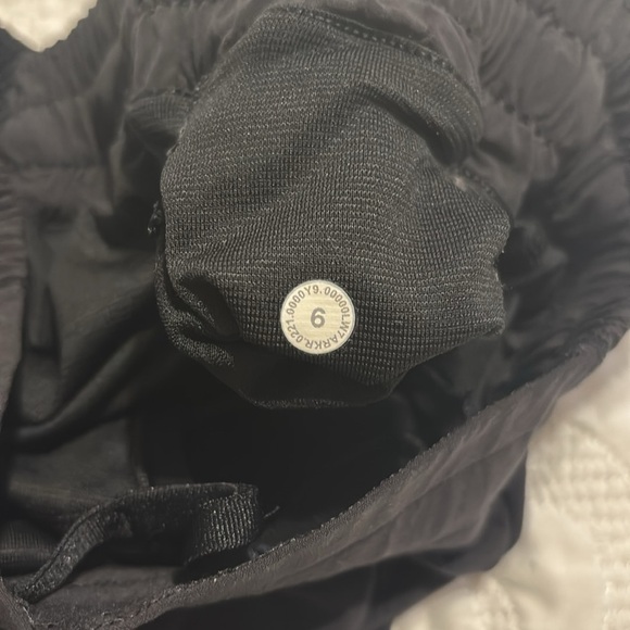 Lululemon low rise 2.5 hottie hot black size 6 - Picture 3 of 4
